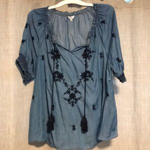 EUC chambray and embroidery crown and Ivy top
